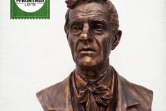 neue Büste von Syrius-Eberle vor dem Haus des Gastes