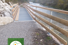 Mit der Installation der Fußgängerbrücke ist der Hochwasserschutz Vils abgeschlossen